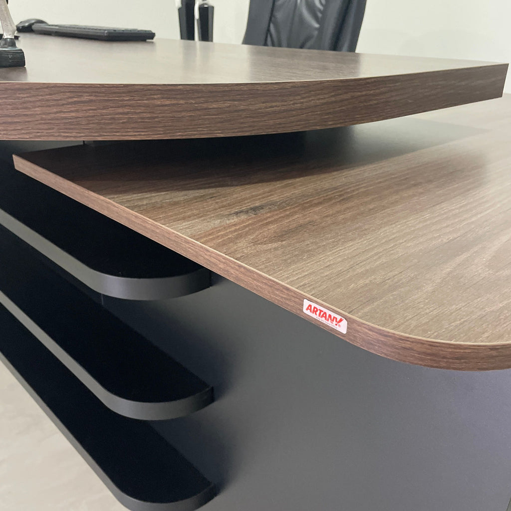 Escrivaninha Mesa Escritório Presidente Tamburato 4 Gavetas 2 Portas 258,2cm Charuto e Preto Artany