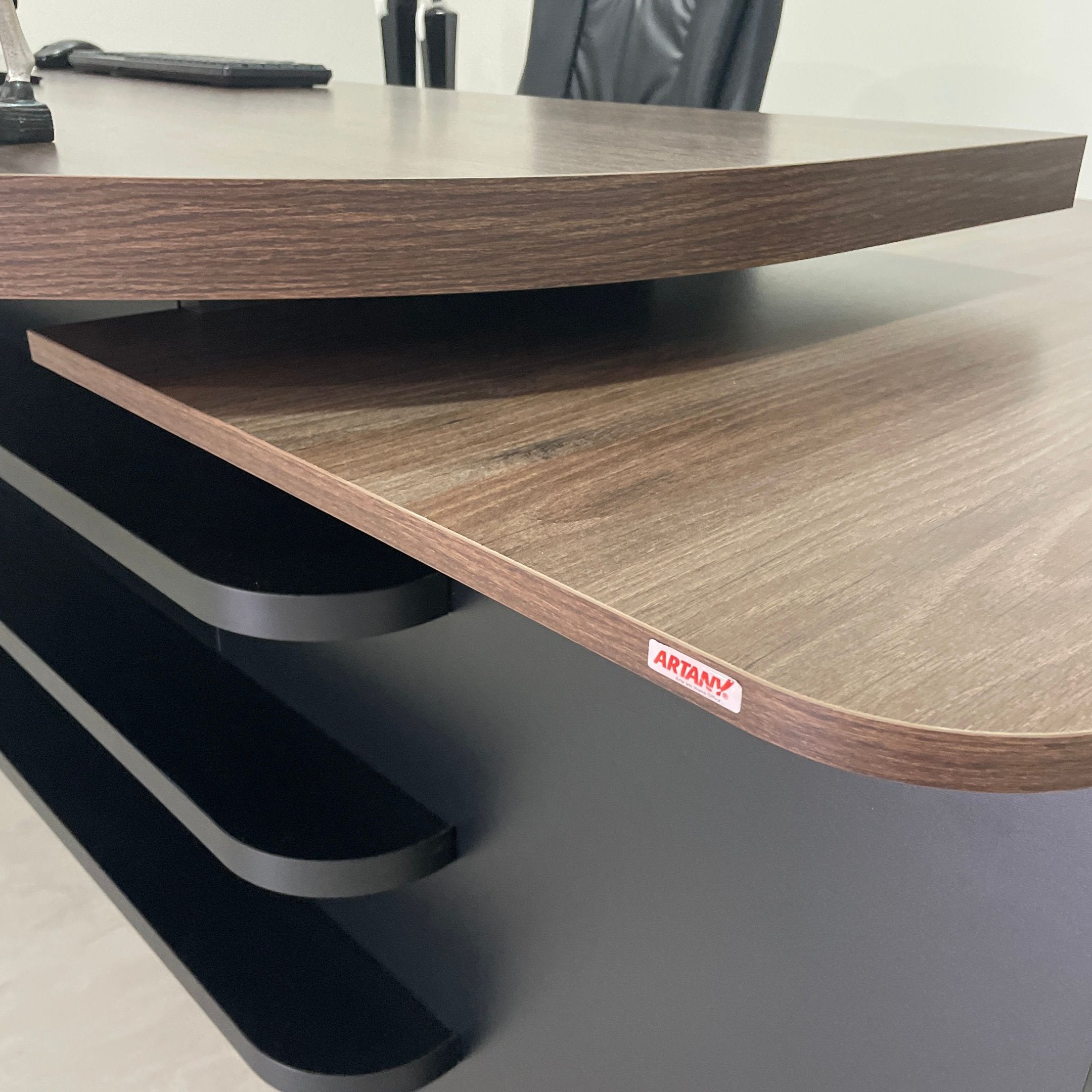 Escrivaninha Mesa Escritório Presidente Tamburato 4 Gavetas 2 Portas 258,2cm Charuto e Preto Artany