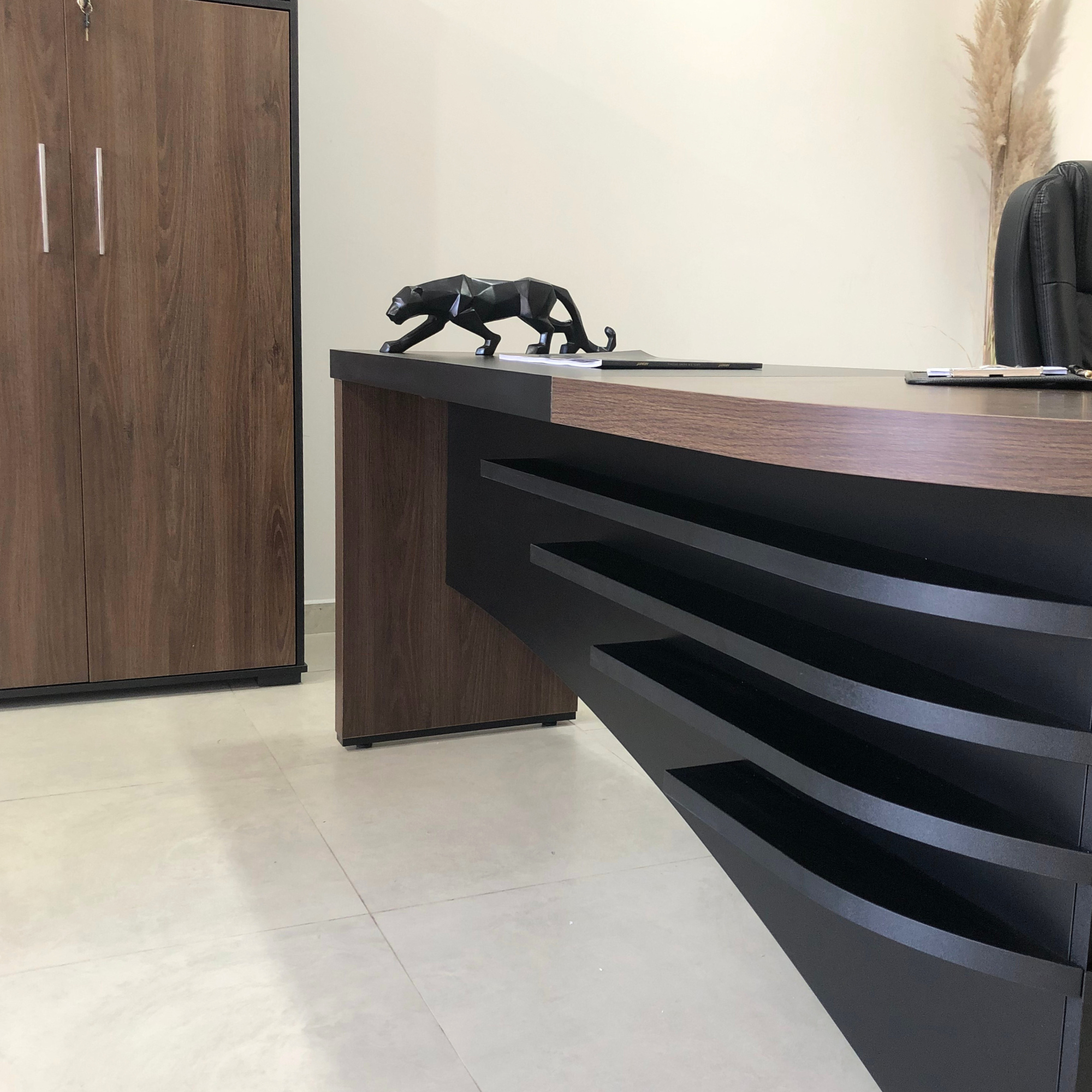 Escrivaninha Mesa Escritório Diretor em L Tamburato 200cm Charuto e Preto Artany