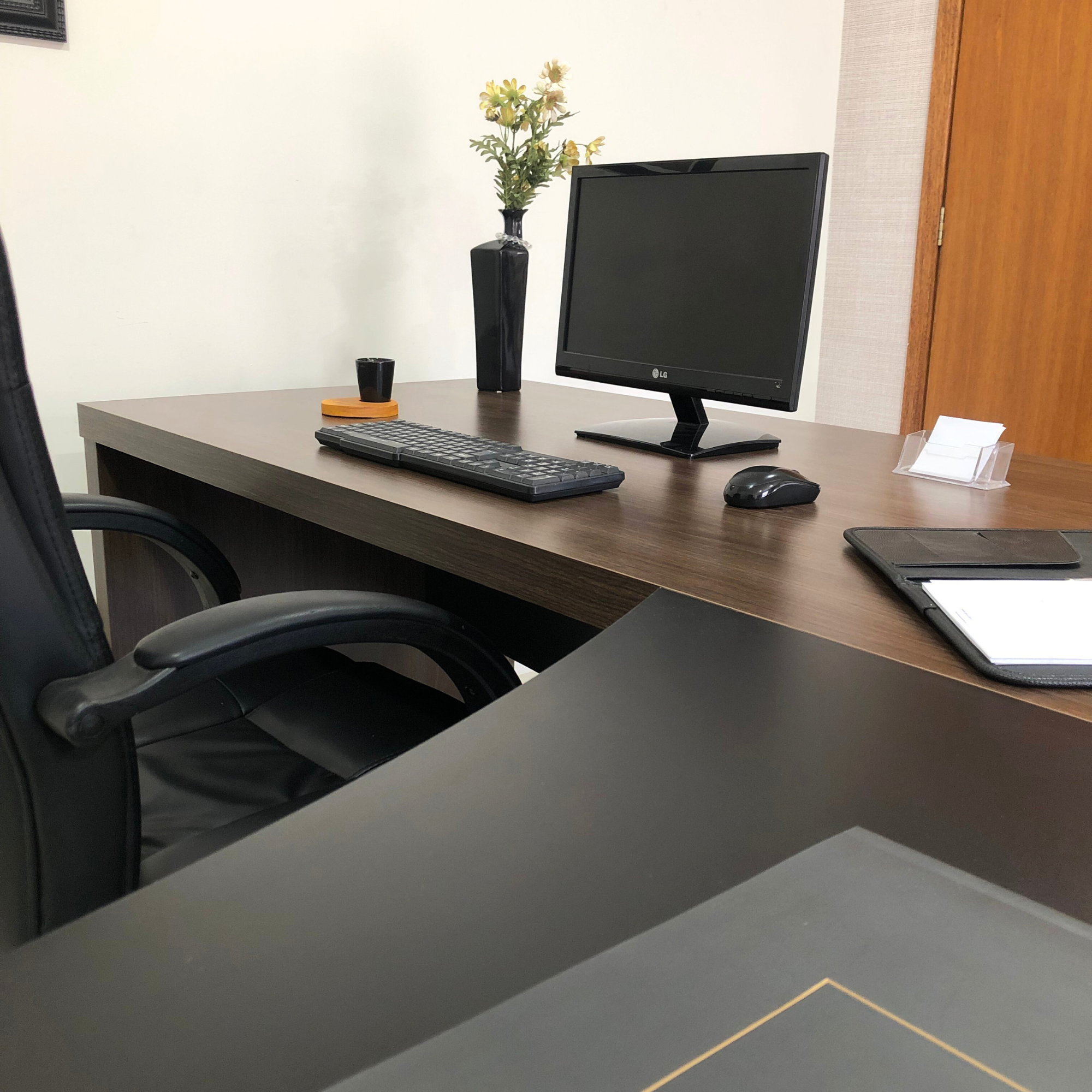 Escrivaninha Mesa Escritório Diretor em L Tamburato 200cm Charuto e Preto Artany
